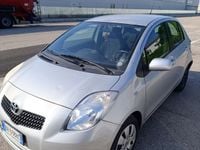 Usata Toyota Yaris 86 CV (63 kW) 2007 Grigio Utilitaria