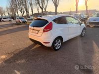 Usata Ford Fiesta 81 CV (59 kW) 2012 Bianco Utilitaria