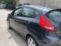 Usata Ford Fiesta Ghia 68 CV (50 kW) 2009 Blu Berlina