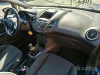 Usata Ford Fiesta 92 CV (67 kW) 2015 Blu Berlina