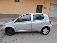 Usata Toyota Yaris Sol 74 CV (54 kW) 2002 Grigio Berlina