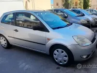 Usata Ford Fiesta Zetec 80 CV (58 kW) 2004 Grigio Utilitaria