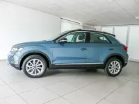 Usata VW T-Roc Style 150 CV (110 kW) 2023 Petroleum blue metallizzato ne SUV
