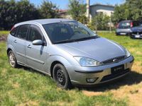 Usado Ford Focus Ghia 116 HP (85 kW) 2004 Prateado Sedan