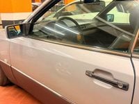 Usado Mercedes E200 136 CV (100 kW) 1992 Plateado Utilitario