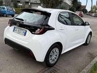 Usata Toyota Yaris Hybrid Active 92 CV (67 kW) 2024 Bianco Berlina