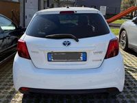 Usata Toyota Yaris Hybrid Cool 75 CV (55 kW) 2017 Bianco Berlina