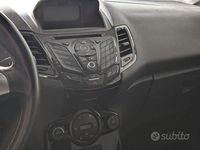 Usata Ford Fiesta 80 CV (58 kW) 2015 Bianco Berlina