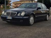 Usata Mercedes E220 143 CV (105 kW) 2000 Blu Berlina