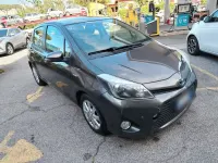 Usata Toyota Yaris Hybrid Lounge 75 CV (55 kW) 2014 Grigio Berlina