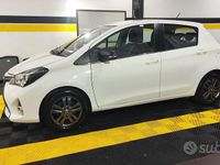 Usata Toyota Yaris Lounge 69 CV (50 kW) 2017 Bianco Berlina