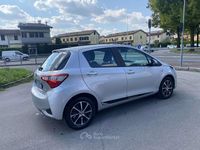 Usata Toyota Yaris Hybrid Active 73 CV (53 kW) 2017 Argento Berlina