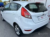 Usata Ford Fiesta 75 CV (55 kW) 2015 Bianco Utilitaria