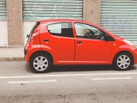 Usata Peugeot 107 68 CV (50 kW) 2011 Rosso Utilitaria
