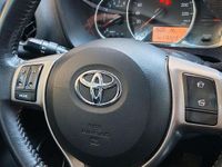 Begagnad Toyota Yaris 69 HK (50 kW) 2014 Vit Halvkombi