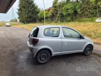 Usata Toyota Yaris 68 CV (50 kW) 2001 Grigio Utilitaria
