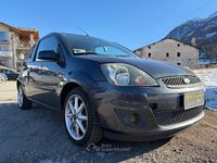 Usata Ford Fiesta Ghia 68 CV (50 kW) 2007 Grigio Berlina