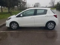 Usata Toyota Yaris Cool 90 CV (66 kW) 2015 Bianco Utilitaria