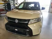 Nuova Suzuki Vitara 110 CV (80 kW) 2026 Avorio africa tetto nero SUV