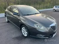 Usado Lancia Delta Gold 120 CV (88 kW) 2011 Gris Utilitario