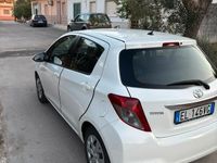 Usata Toyota Yaris 90 CV (66 kW) 2012 Bianco Utilitaria