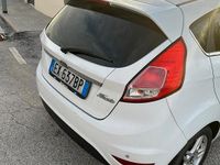 Usata Ford Fiesta Titanium 75 CV (55 kW) 2014 Bianco Utilitaria