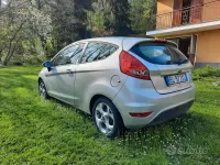 Usata Ford Fiesta 60 CV (44 kW) 2012 Grigio Berlina