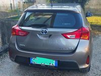 Usata Toyota Auris Hybrid Active 99 CV (72 kW) 2013 Bronzo Berlina