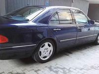 Begagnad Mercedes E200 Avantgarde 136 HK (100 kW) 1996 Blå Sedan
