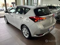 Usata Toyota Auris Lounge 112 CV (82 kW) 2016 Grigio Berlina