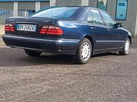 Usata Mercedes E220 143 CV (105 kW) 2000 Blu Berlina