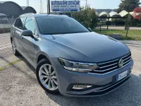 Usata VW Passat Business 122 CV (89 kW) 2022 Moonstone grey pastello Station wagon