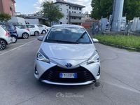 Usata Toyota Yaris Hybrid Active 73 CV (53 kW) 2017 Argento Berlina