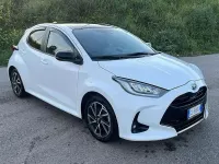 Usata Toyota Yaris Hybrid Lounge 92 CV (67 kW) 2023 Bianco Berlina