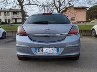 Usata Opel Astra GTC 95 CV (69 kW) 2007 Grigio Monovolume