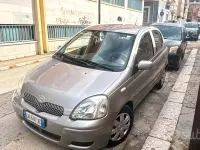 Usata Toyota Yaris 65 CV (47 kW) 2004 Grigio Utilitaria