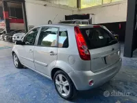 Usata Ford Fiesta Ghia 75 CV (55 kW) 2008 Grigio Utilitaria