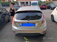 Usata Ford Fiesta 97 CV (71 kW) 2014 Grigio Utilitaria