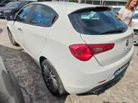 Usata Alfa Romeo Giulietta Distinctive 120 CV (88 kW) 2012 Bianco pastello Utilitaria