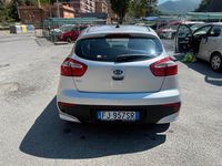 Usata Kia Rio 84 CV (61 kW) 2017 Argento Berlina