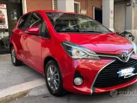 Usata Toyota Yaris Lounge 69 CV (50 kW) 2016 Rosso Berlina