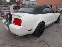 Usata Ford Mustang Convertible 314 CV (230 kW) 2005 Bianco Cabrio