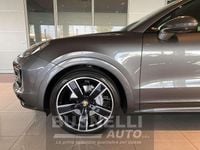 Usata Porsche Cayenne Sport 462 CV (339 kW) 2022 Grigio quarzite SUV