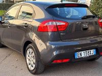Usata Kia Rio EX 90 CV (66 kW) 2012 Grigio Berlina