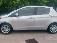 Usata Toyota Yaris Lounge 69 CV (50 kW) 2015 Grigio Utilitaria