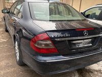 Usata Mercedes E220 143 CV (105 kW) 2002 Blu Berlina