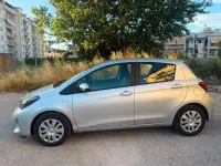 Usata Toyota Yaris Hybrid Active 74 CV (54 kW) 2015 Grigio Berlina