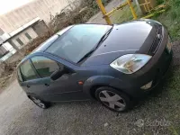 Usata Ford Fiesta 80 CV (58 kW) 2004 Grigio Utilitaria