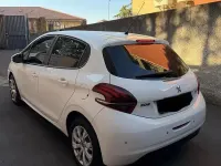 Usata Peugeot 208 75 CV (55 kW) 2016 Bianco Utilitaria