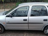 Usata Opel Corsa 65 CV (47 kW) 1999 Argento Berlina